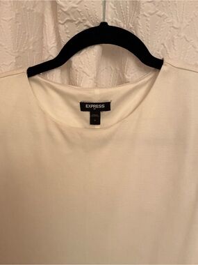 Express Women's Cream Short Sleeve Crewneck Tee